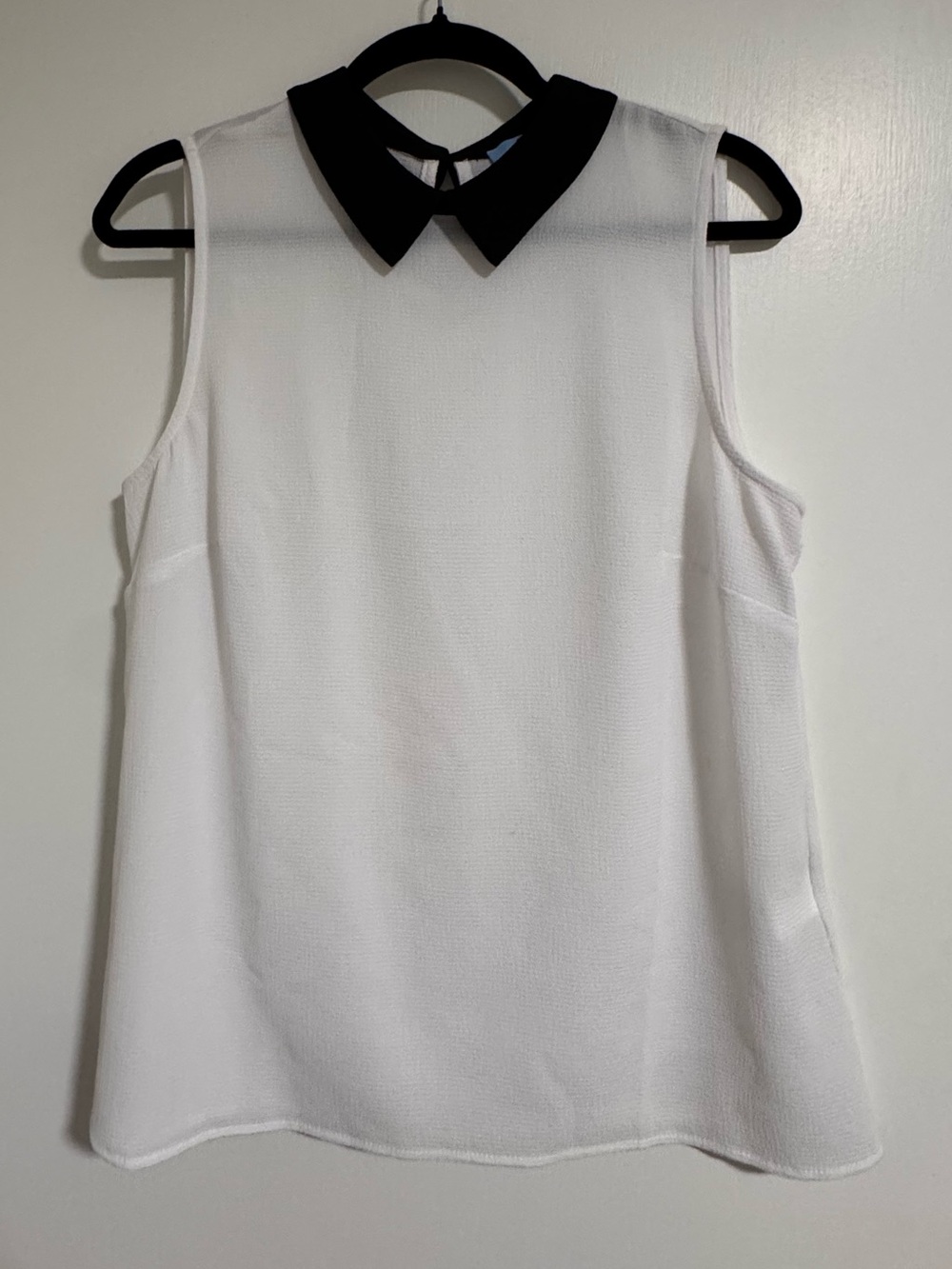 CeCe Sleeveless Collared Blouse M White Contrast Peter Pan Black Collar Chic med